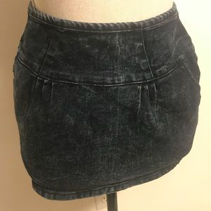 Denim mini skirt. Semi pleated. Size (S)